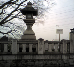 �j��